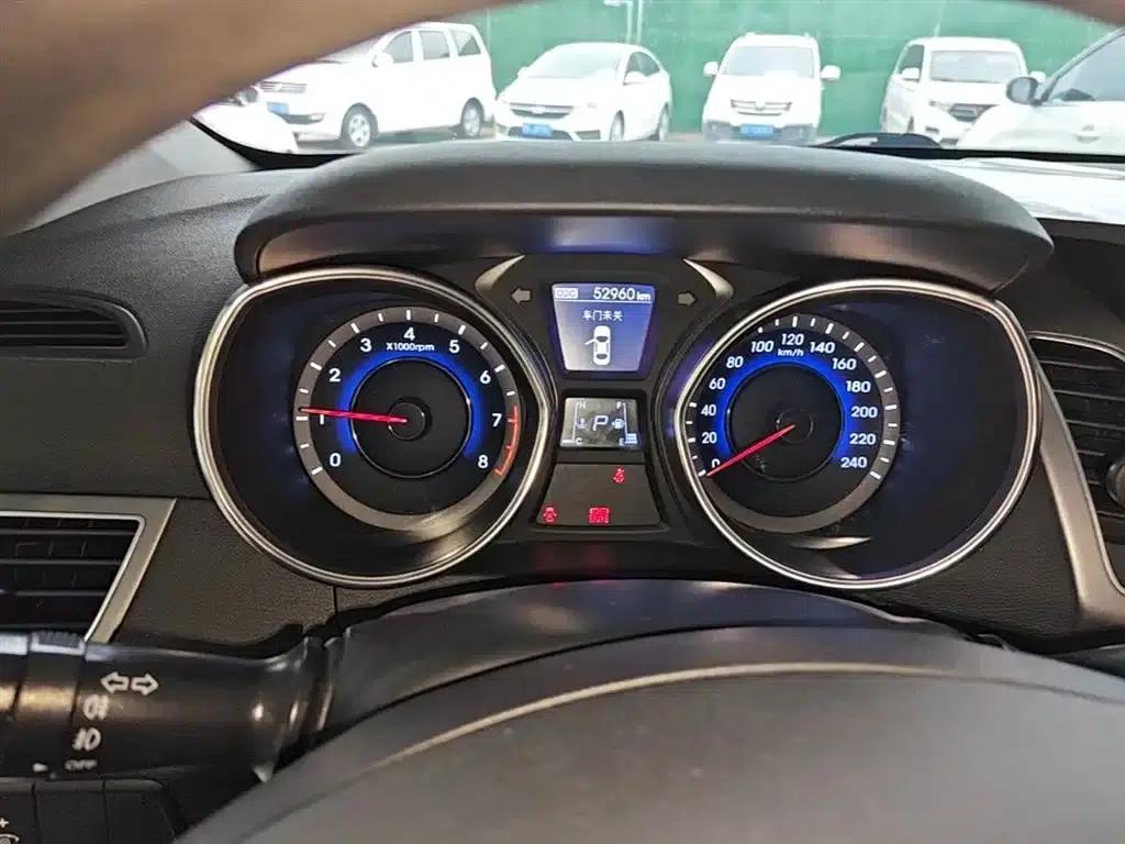 Hyundai Elantra 2015 1.6L Automatic Leading Edition — миниатюра 12