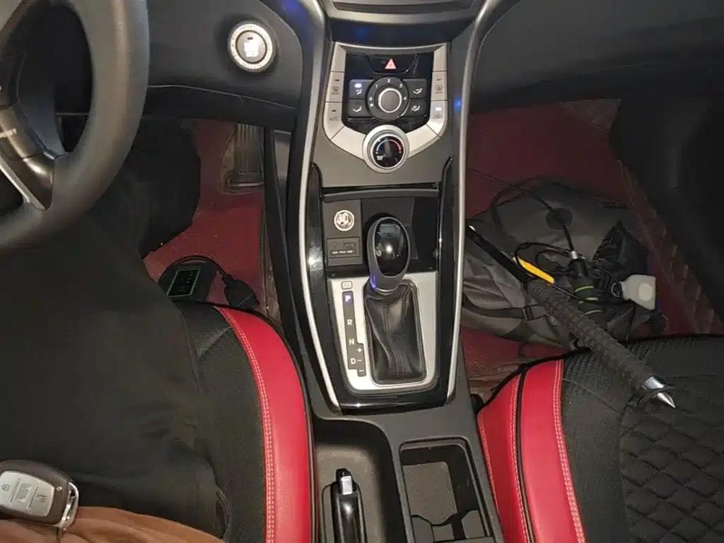 Hyundai Elantra 2015 1.6L Automatic Leading Edition — миниатюра 14
