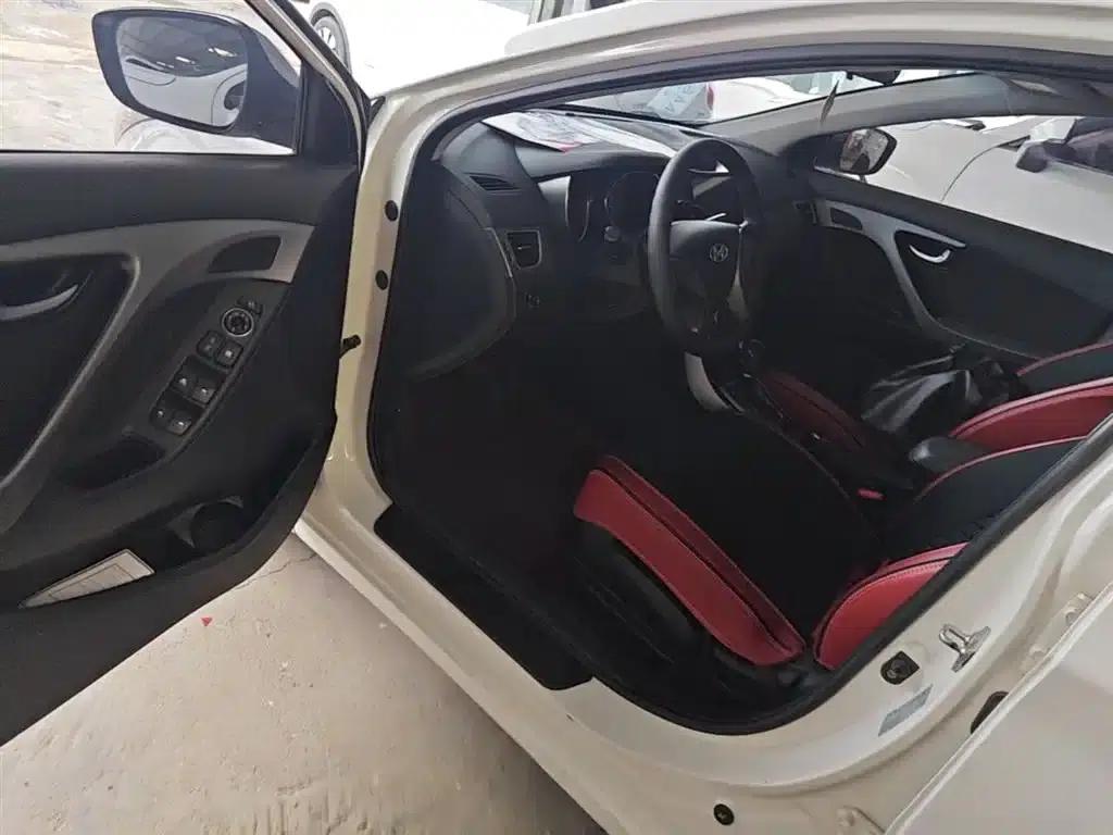 Hyundai Elantra 2015 1.6L Automatic Leading Edition — миниатюра 16