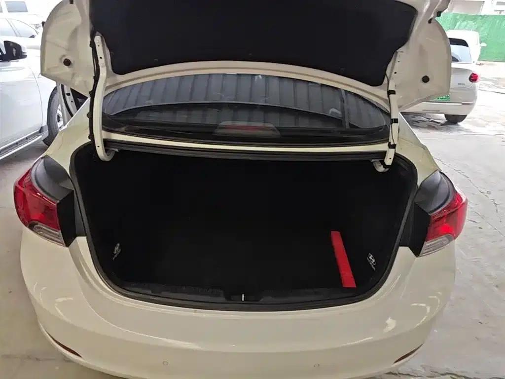 Hyundai Elantra 2015 1.6L Automatic Leading Edition — миниатюра 19