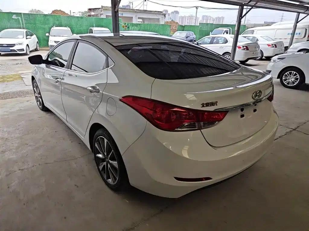 Hyundai Elantra 2015 1.6L Automatic Leading Edition — миниатюра 5