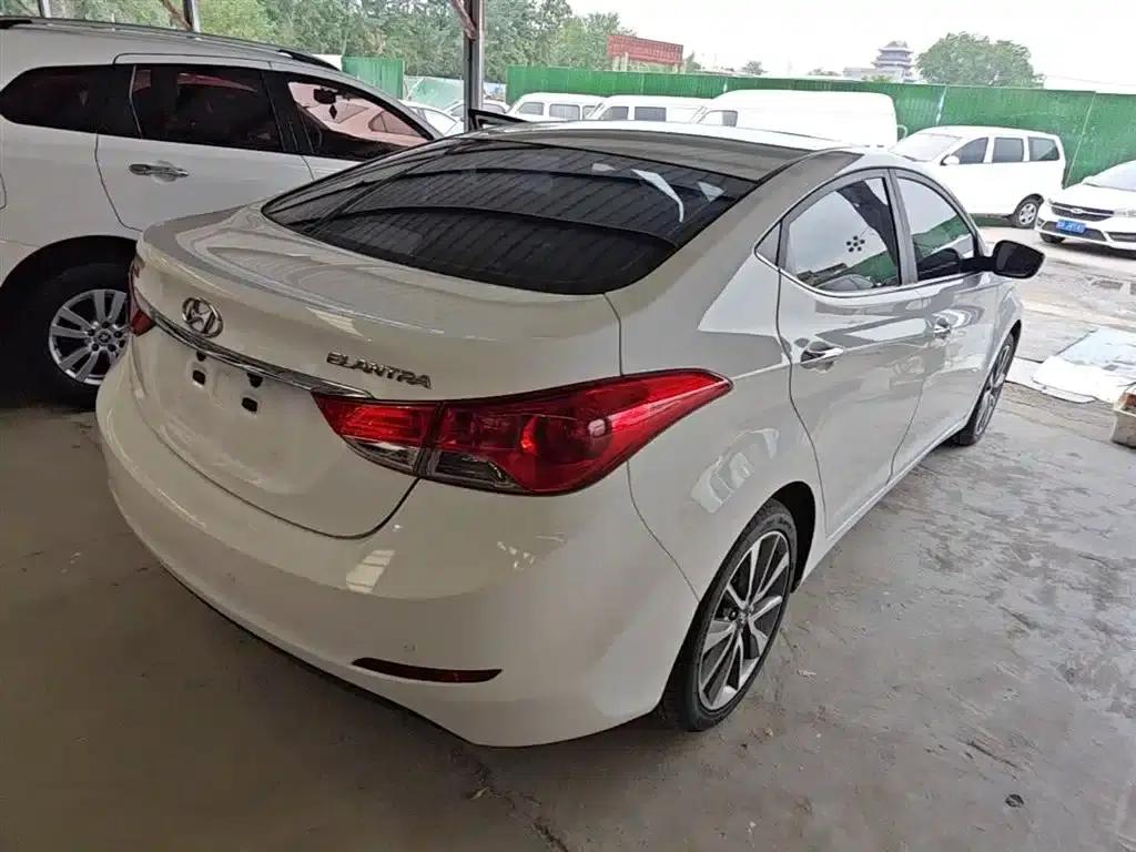 Hyundai Elantra 2015 1.6L Automatic Leading Edition — миниатюра 7