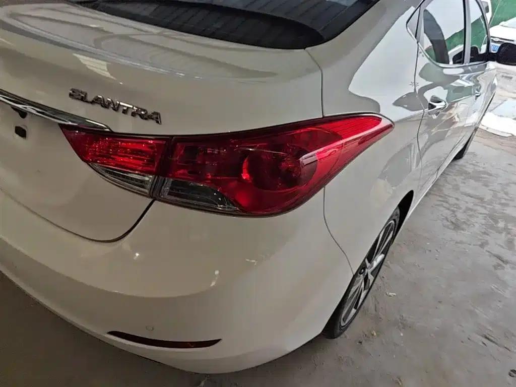 Hyundai Elantra 2015 1.6L Automatic Leading Edition — миниатюра 8
