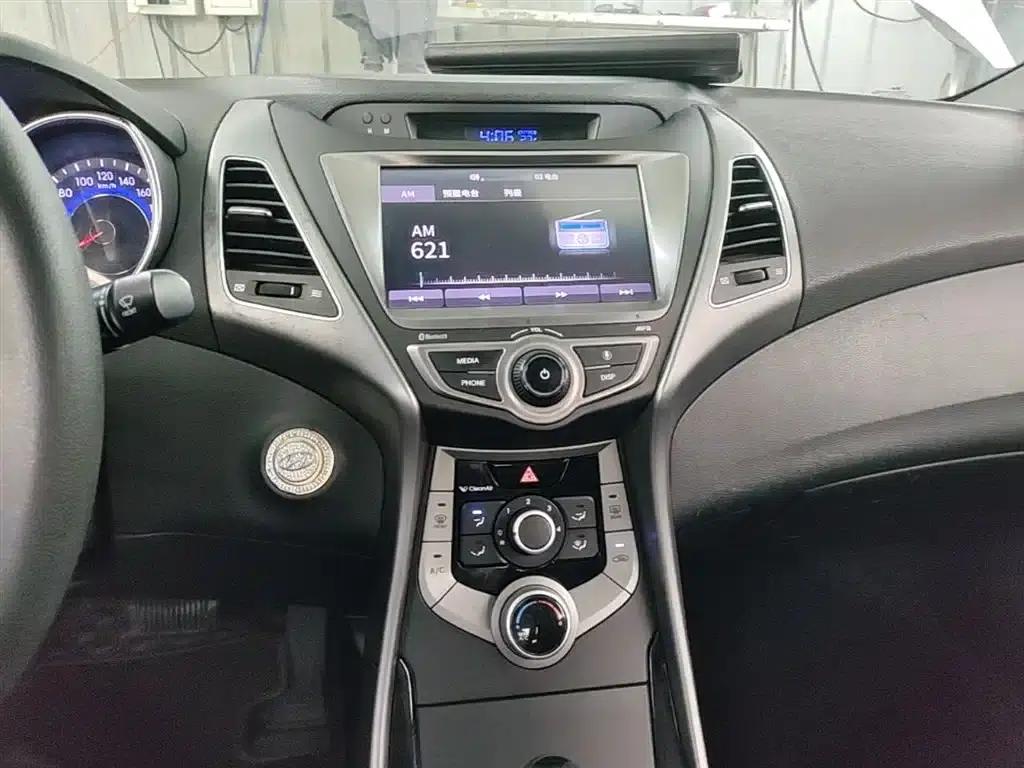 Hyundai Elantra 2016 1.6L Automatic Premium Edition — миниатюра 13