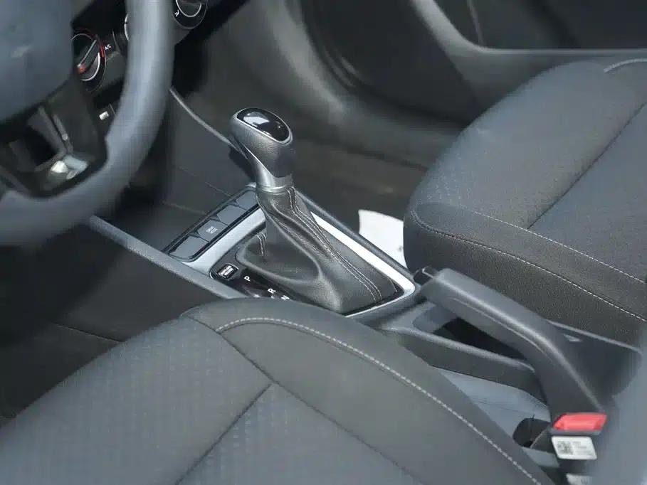 Hyundai Elantra 2020 1.6L Automatic GL Edition — миниатюра 17
