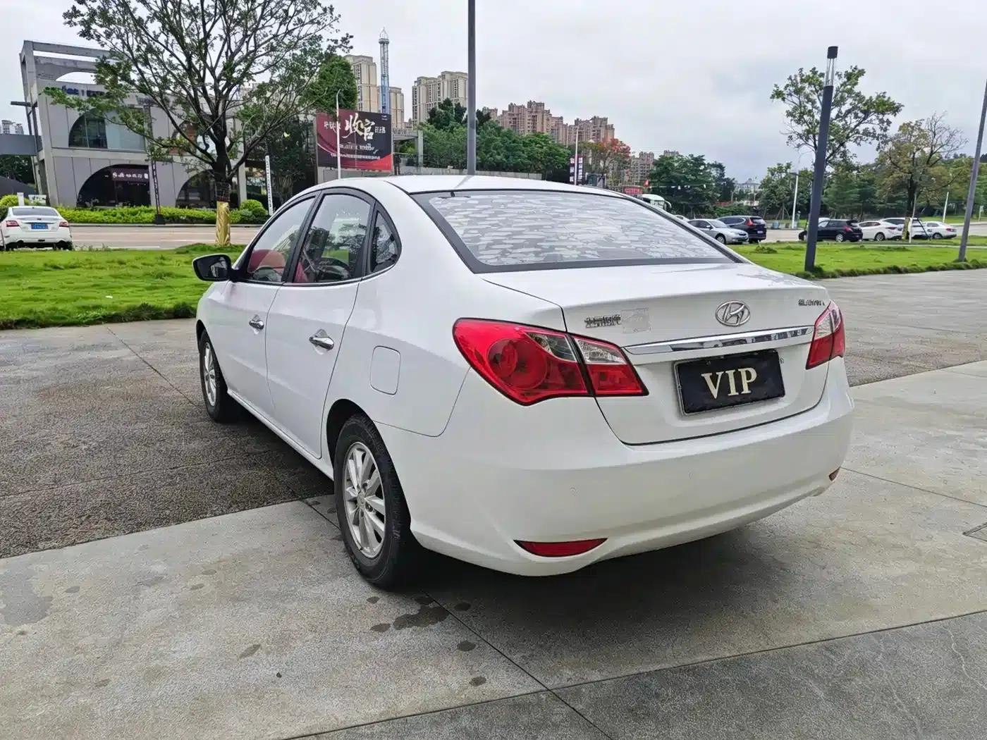 Hyundai Elantra 2015 1.6L Automatic Deluxe — миниатюра 11