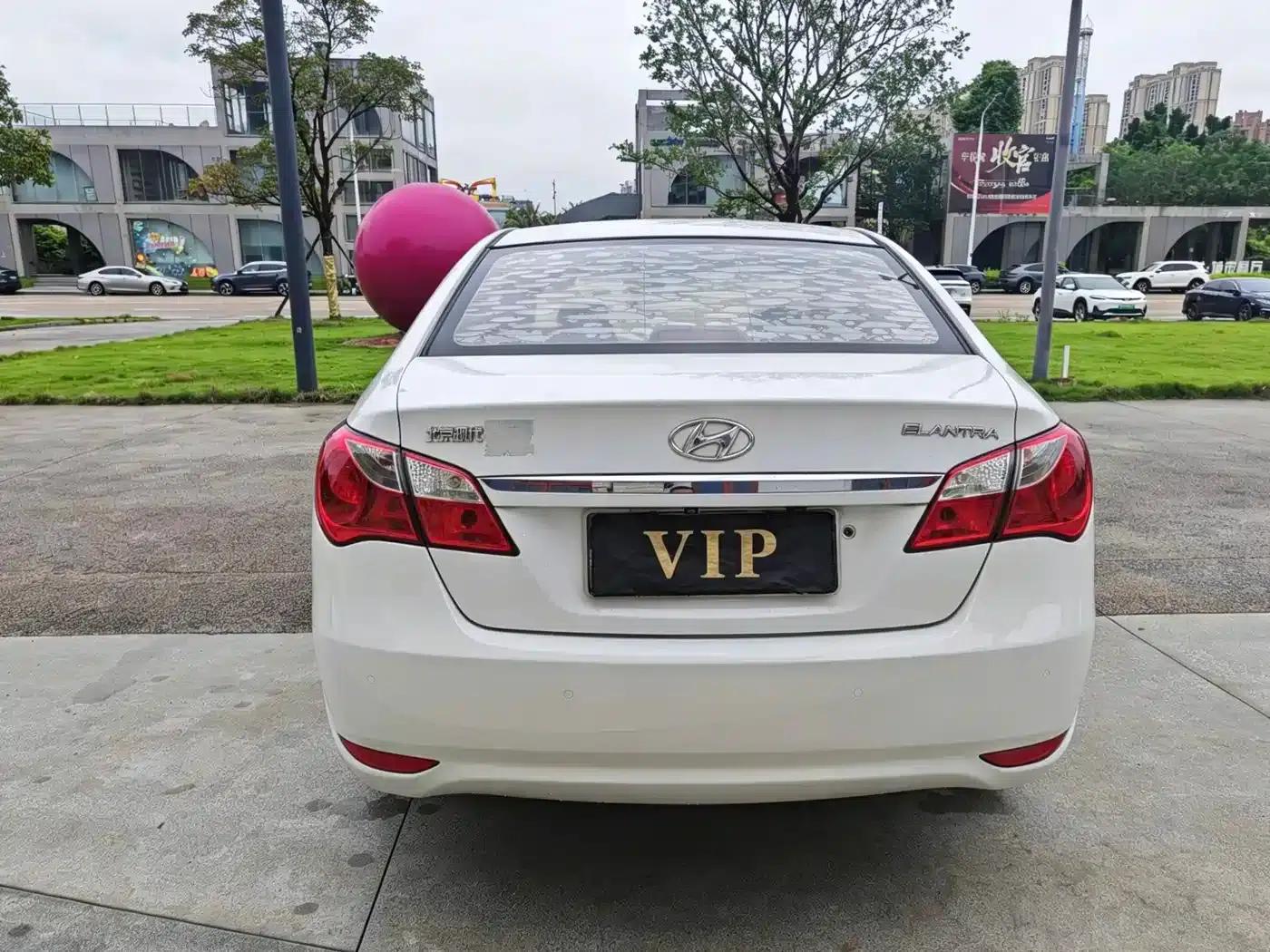 Hyundai Elantra 2015 1.6L Automatic Deluxe — миниатюра 12