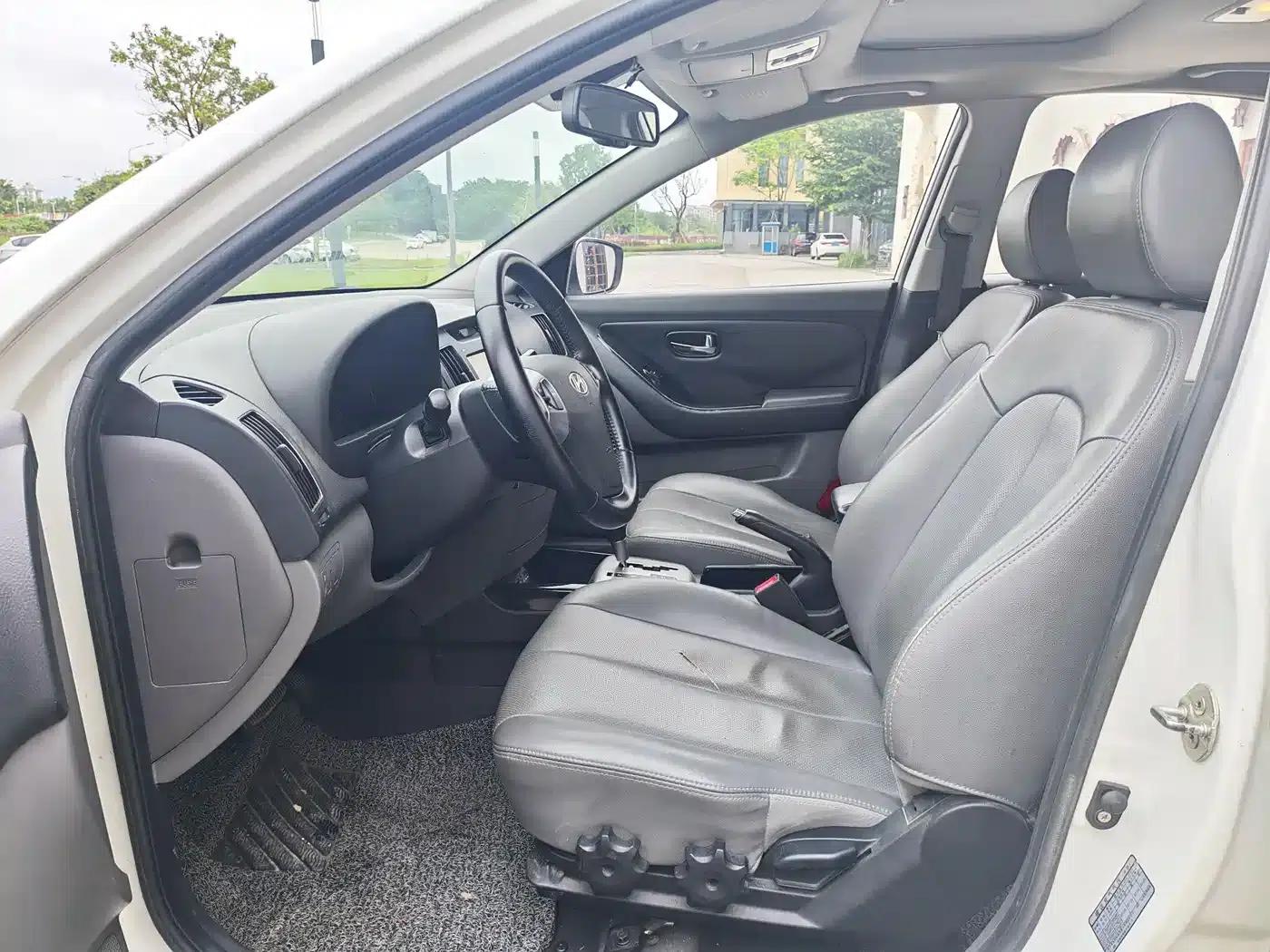 Hyundai Elantra 2015 1.6L Automatic Deluxe — миниатюра 4