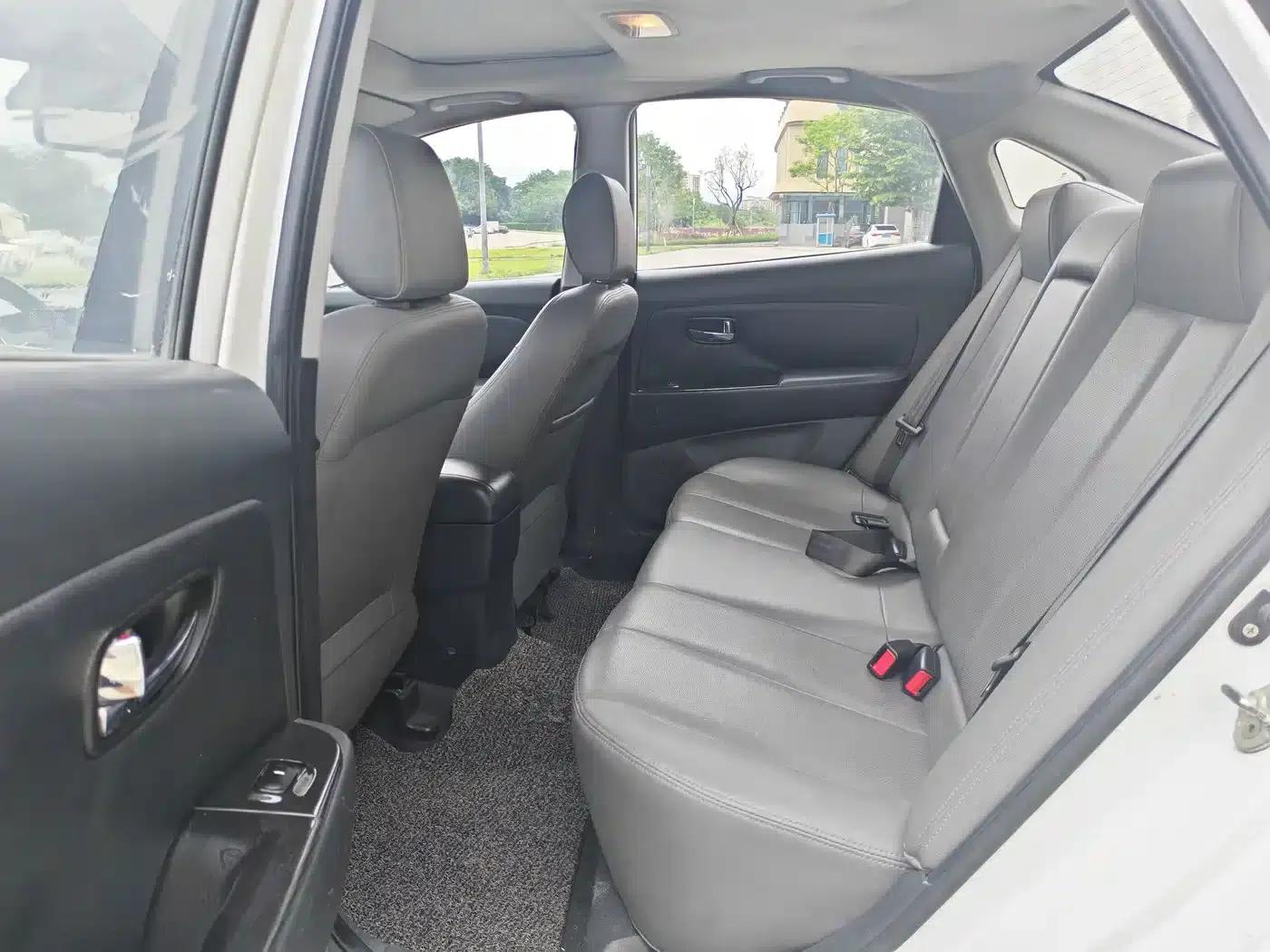 Hyundai Elantra 2015 1.6L Automatic Deluxe — миниатюра 5