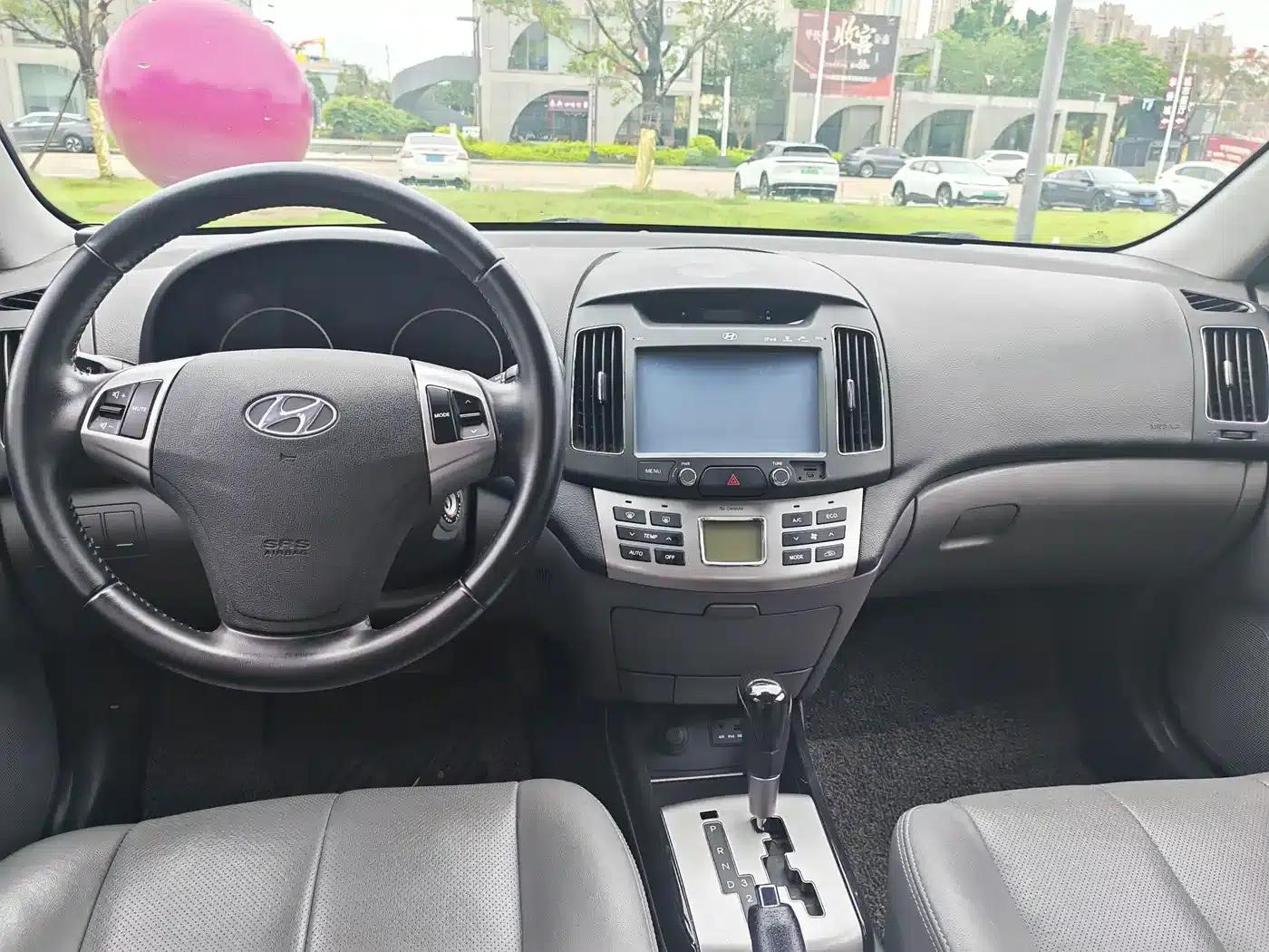 Hyundai Elantra 2015 1.6L Automatic Deluxe — миниатюра 6