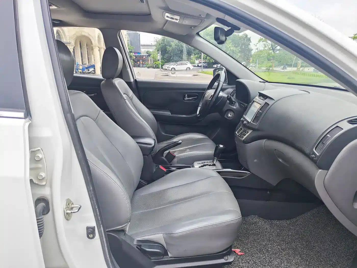 Hyundai Elantra 2015 1.6L Automatic Deluxe — миниатюра 7