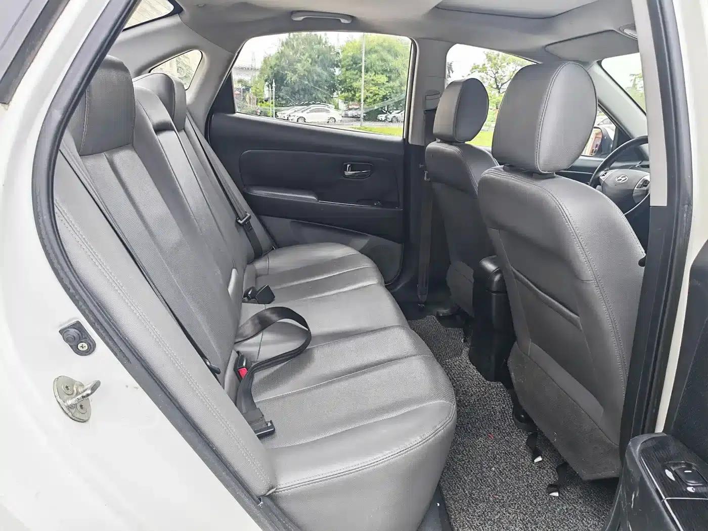 Hyundai Elantra 2015 1.6L Automatic Deluxe — миниатюра 8