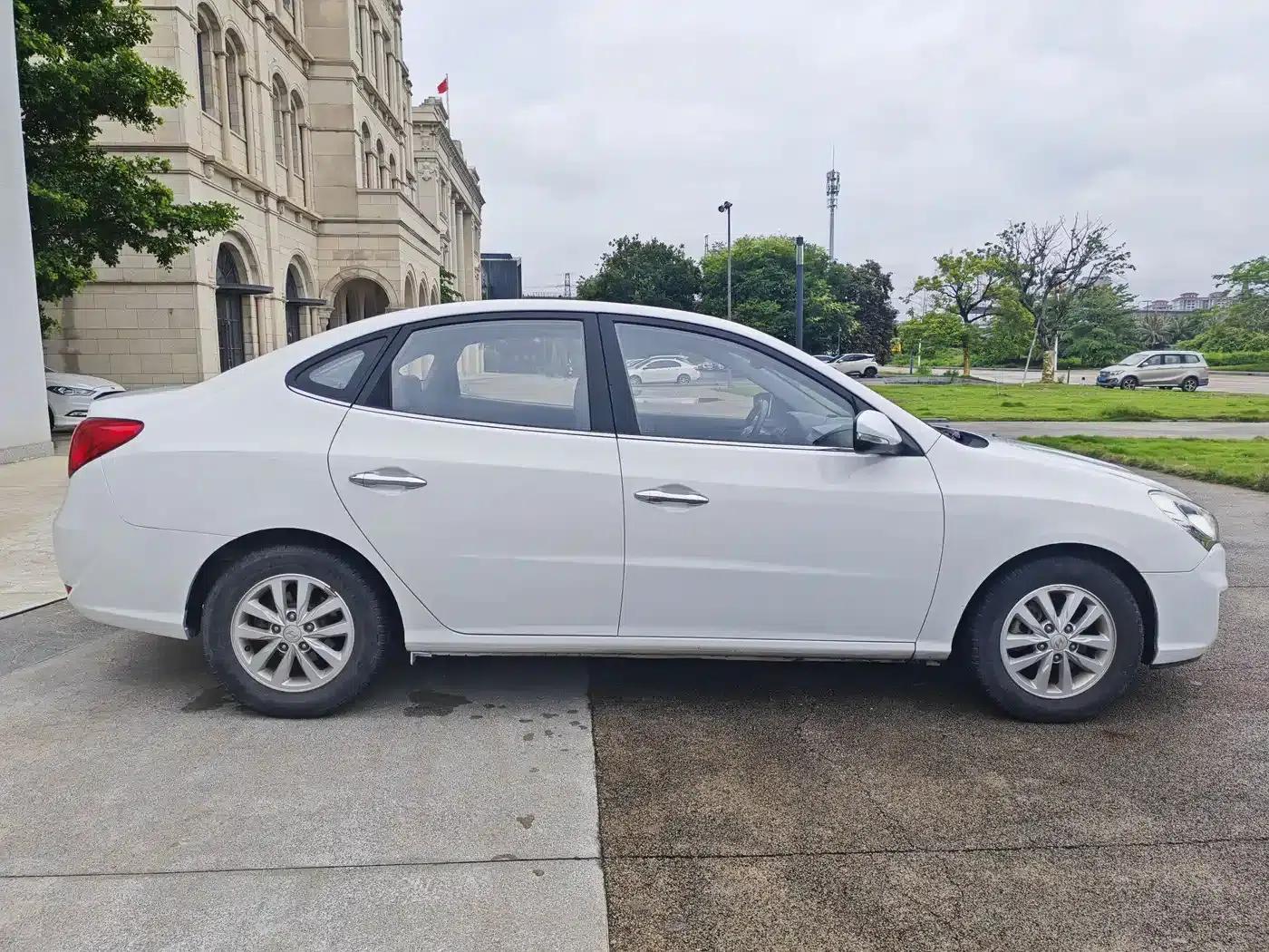 Hyundai Elantra 2015 1.6L Automatic Deluxe — миниатюра 9