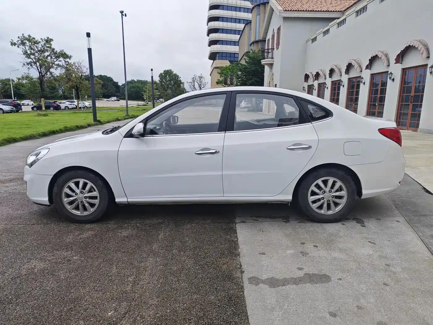 Hyundai Elantra 2015 1.6L Automatic Deluxe — миниатюра 10