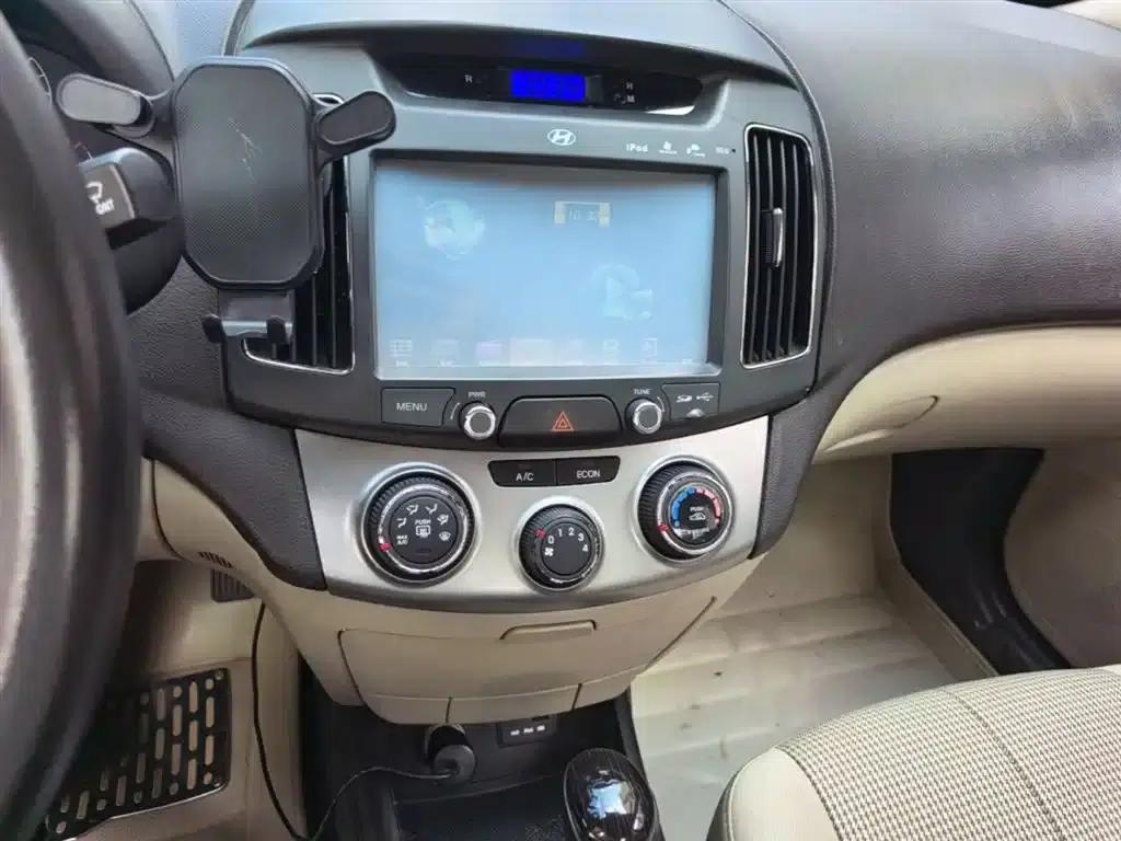 Hyundai Elantra 2015 1.6L Automatic Comfort Edition — миниатюра 13