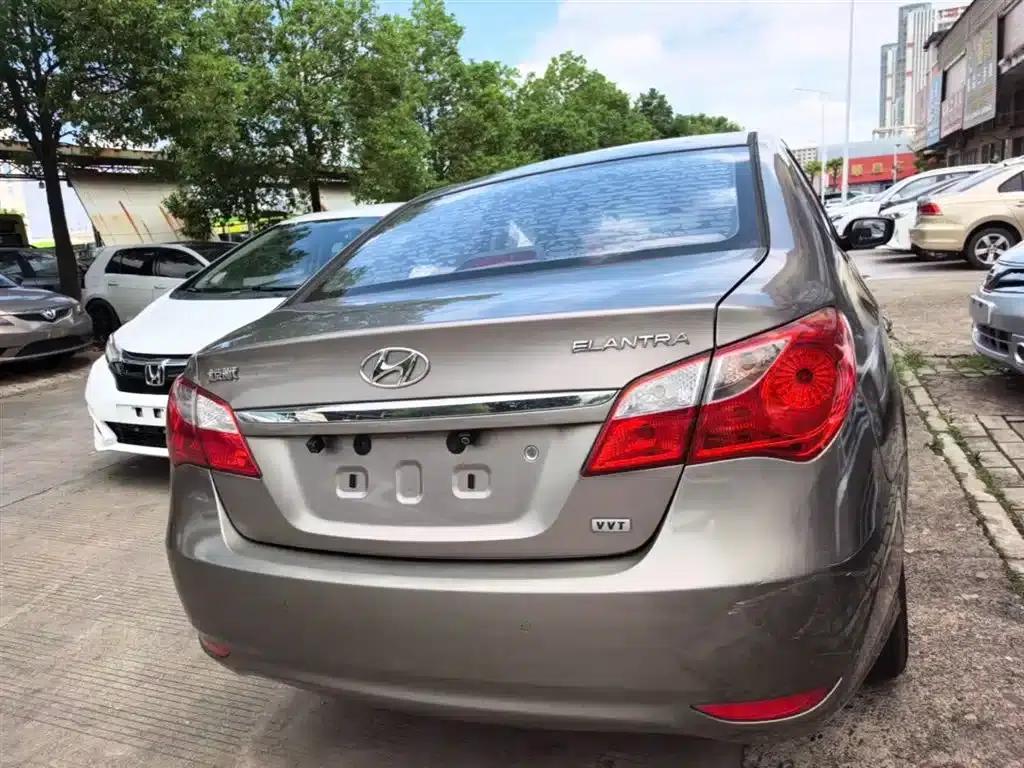 Hyundai Elantra 2015 1.6L Automatic Comfort Edition — миниатюра 6