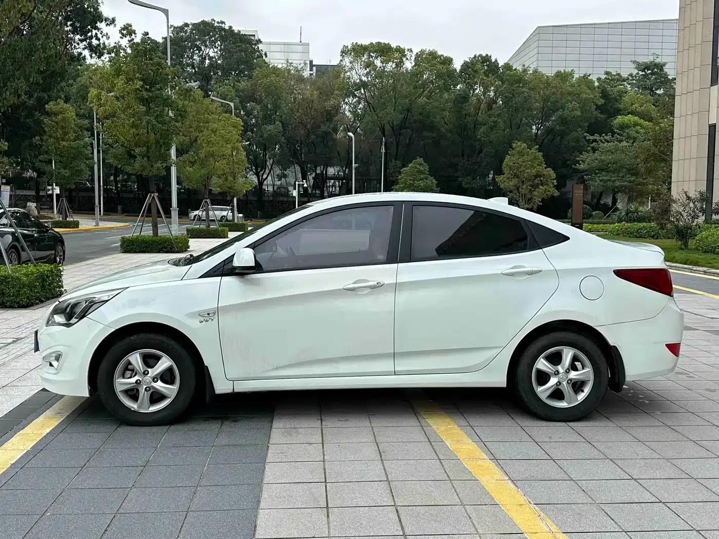 2016 Hyundai Reina 1.4L Automatic Intelligent GLS — миниатюра 5