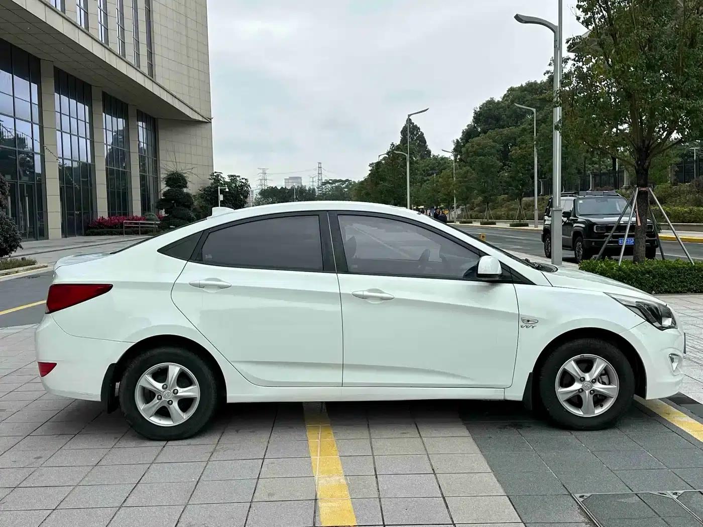 2016 Hyundai Reina 1.4L Automatic Intelligent GLS — миниатюра 6