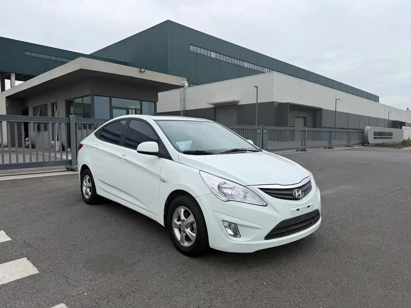 2014 Hyundai Reina 1.4L Automatic Intelligent GLS — миниатюра 3
