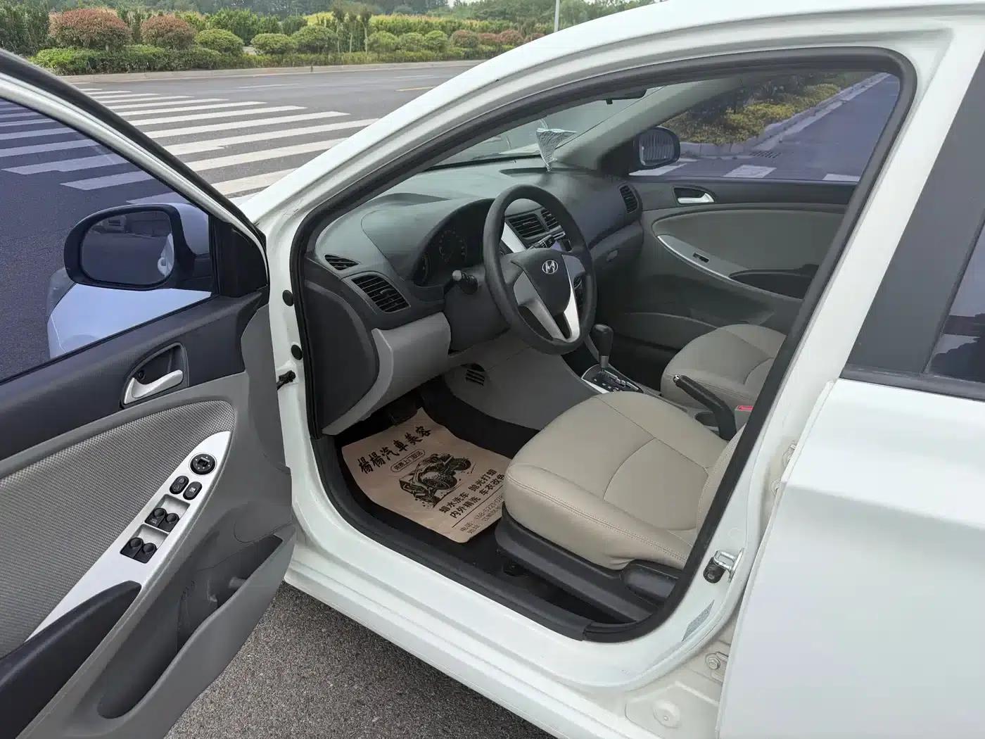 2014 Hyundai Reina 1.4L Automatic Intelligent GLS — миниатюра 4