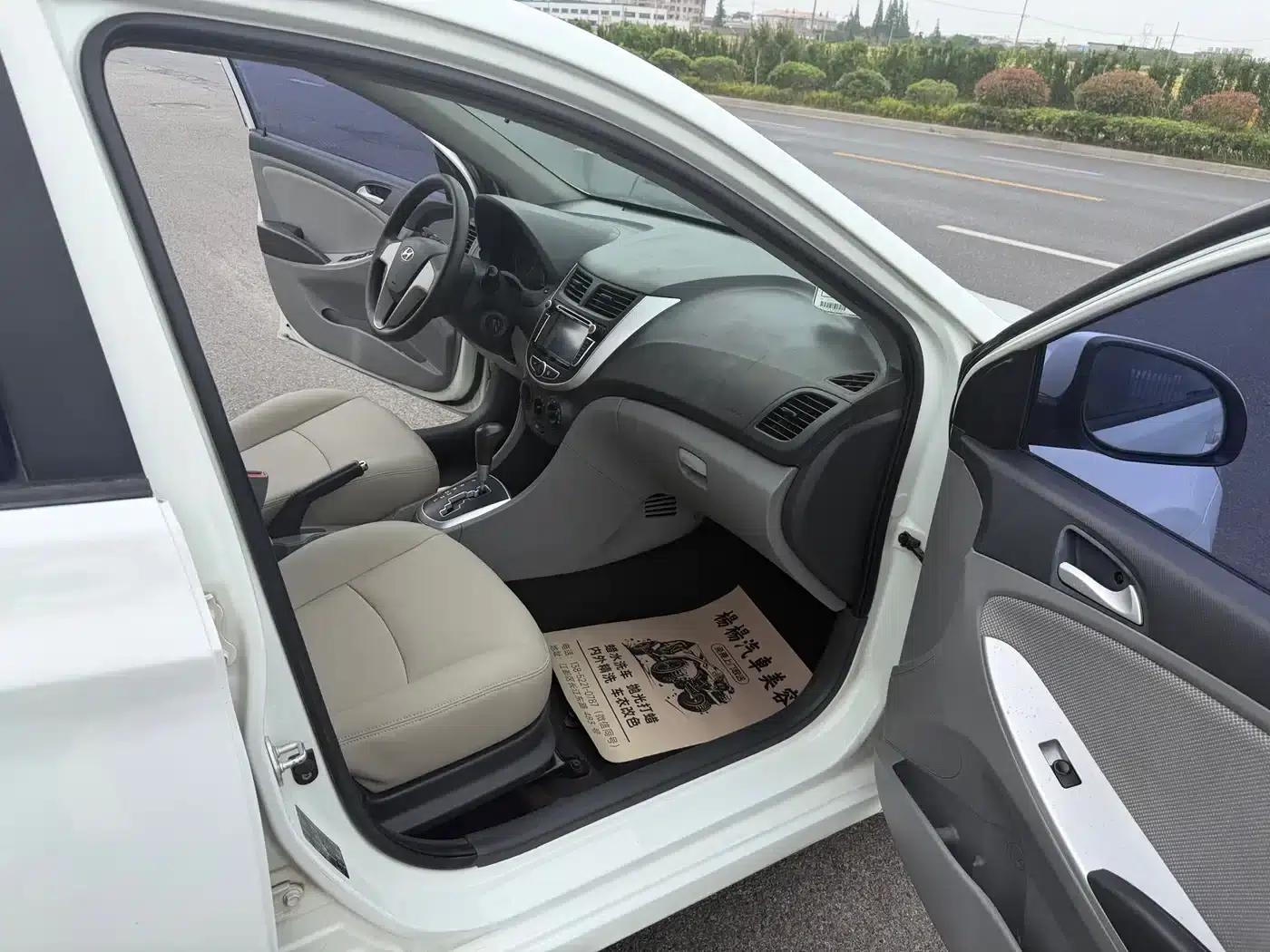 2014 Hyundai Reina 1.4L Automatic Intelligent GLS — миниатюра 6