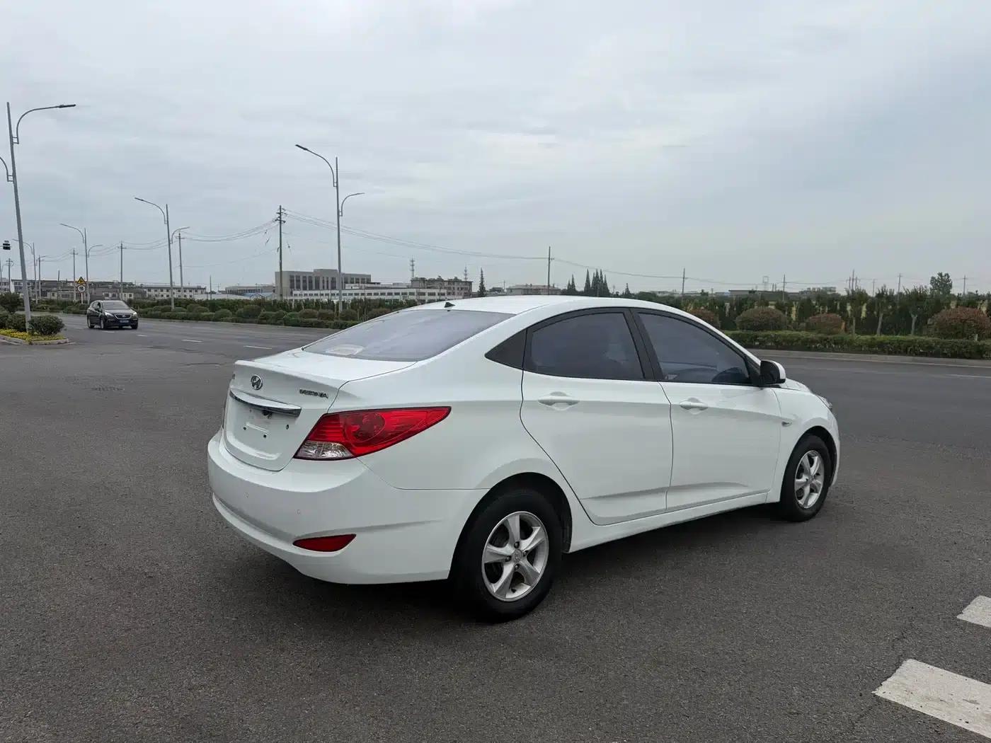 2014 Hyundai Reina 1.4L Automatic Intelligent GLS — миниатюра 9
