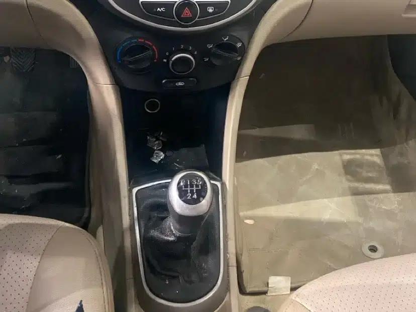 2014 Hyundai Reina 1.4L Manual Intelligent GLS — миниатюра 14