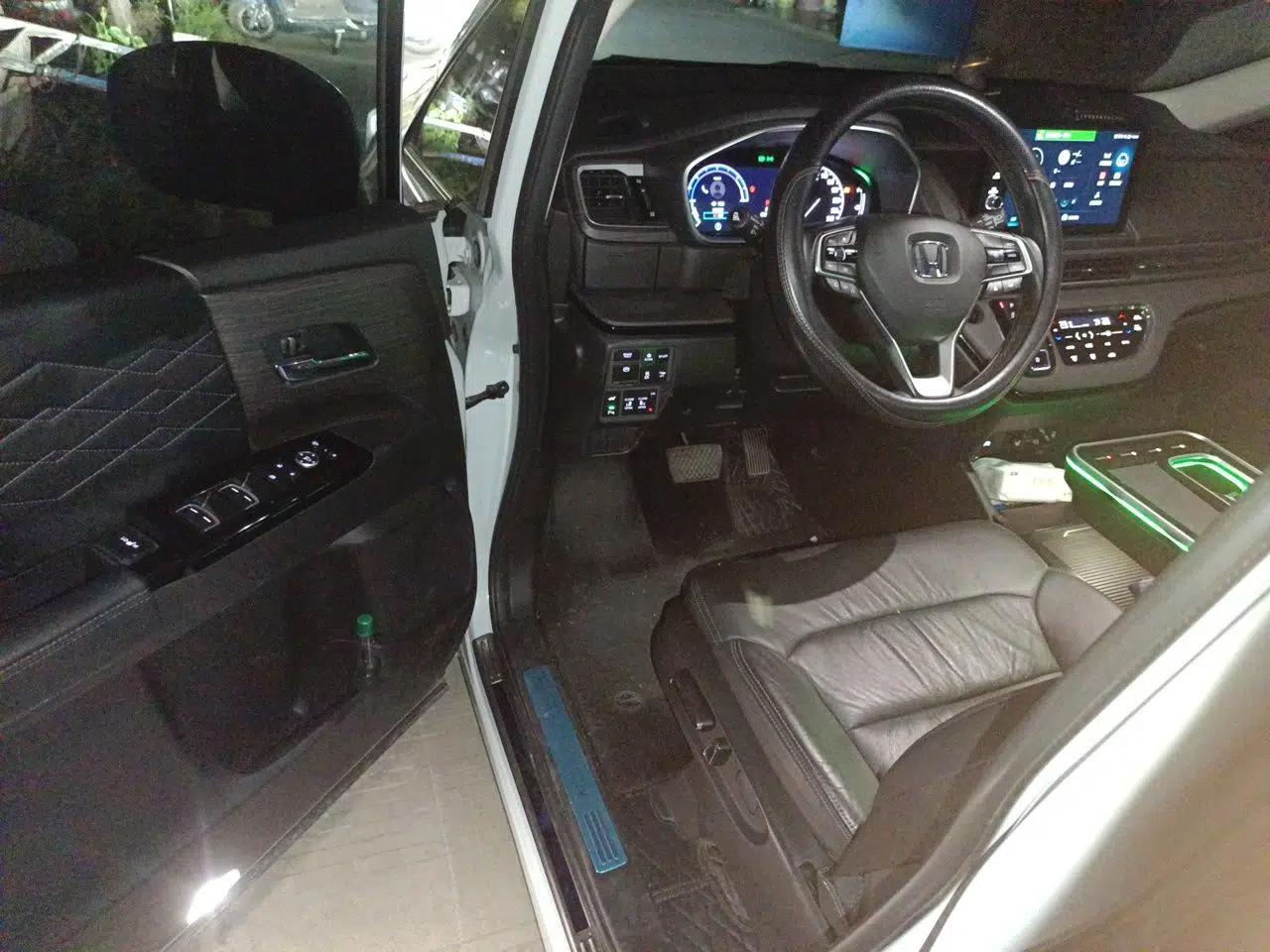 Honda Elysion 2024 2.0L eHEV Luxury Edition — миниатюра 17