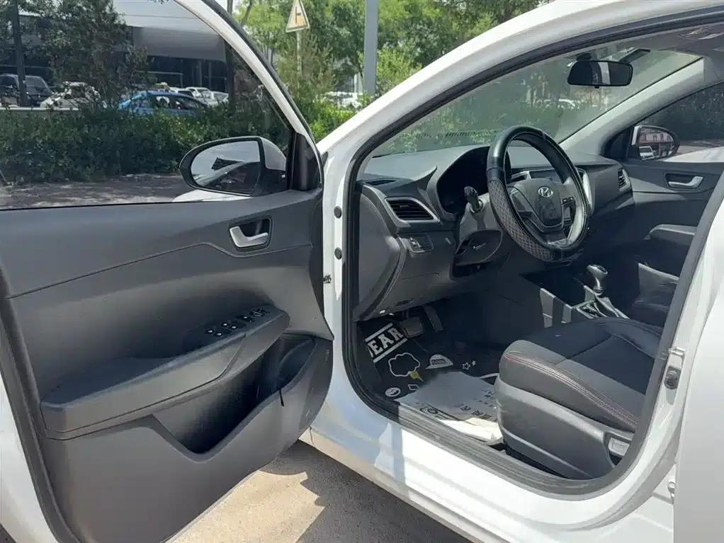 2016 Hyundai Verna 1.4L Automatic GLS (Cool Edition) — миниатюра 16