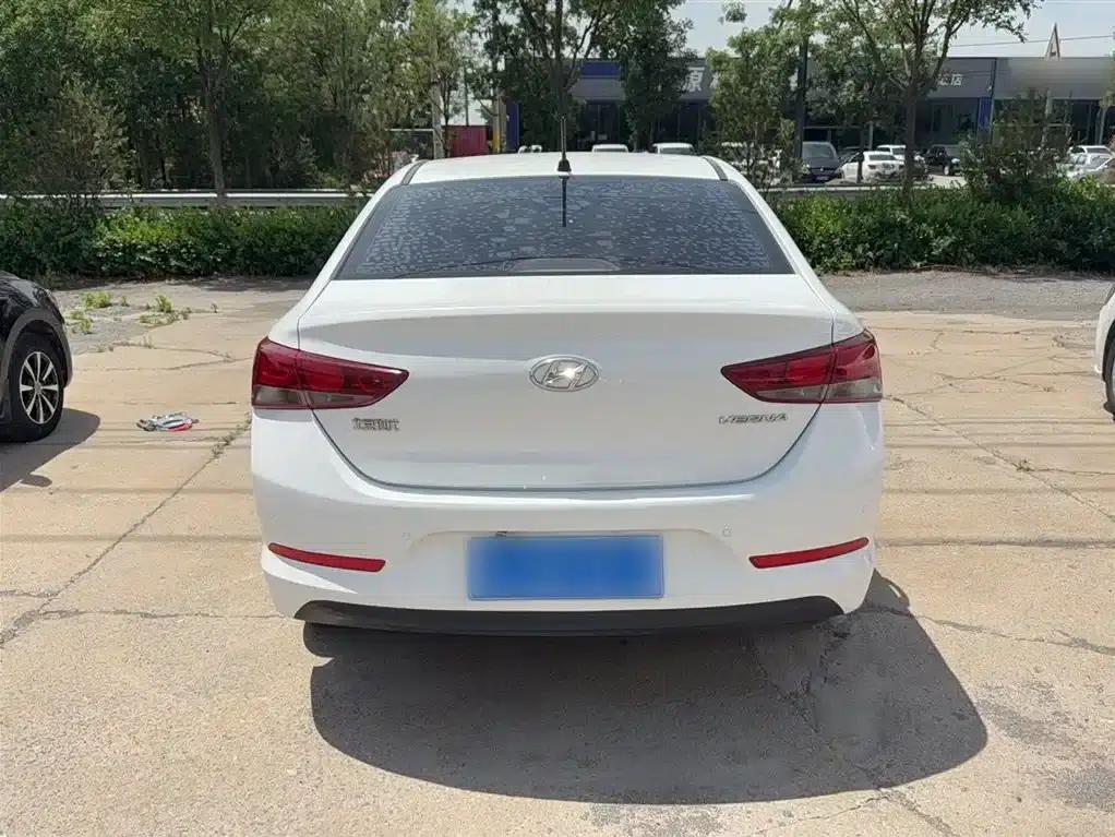 2016 Hyundai Verna 1.4L Automatic GLS (Cool Edition) — миниатюра 10