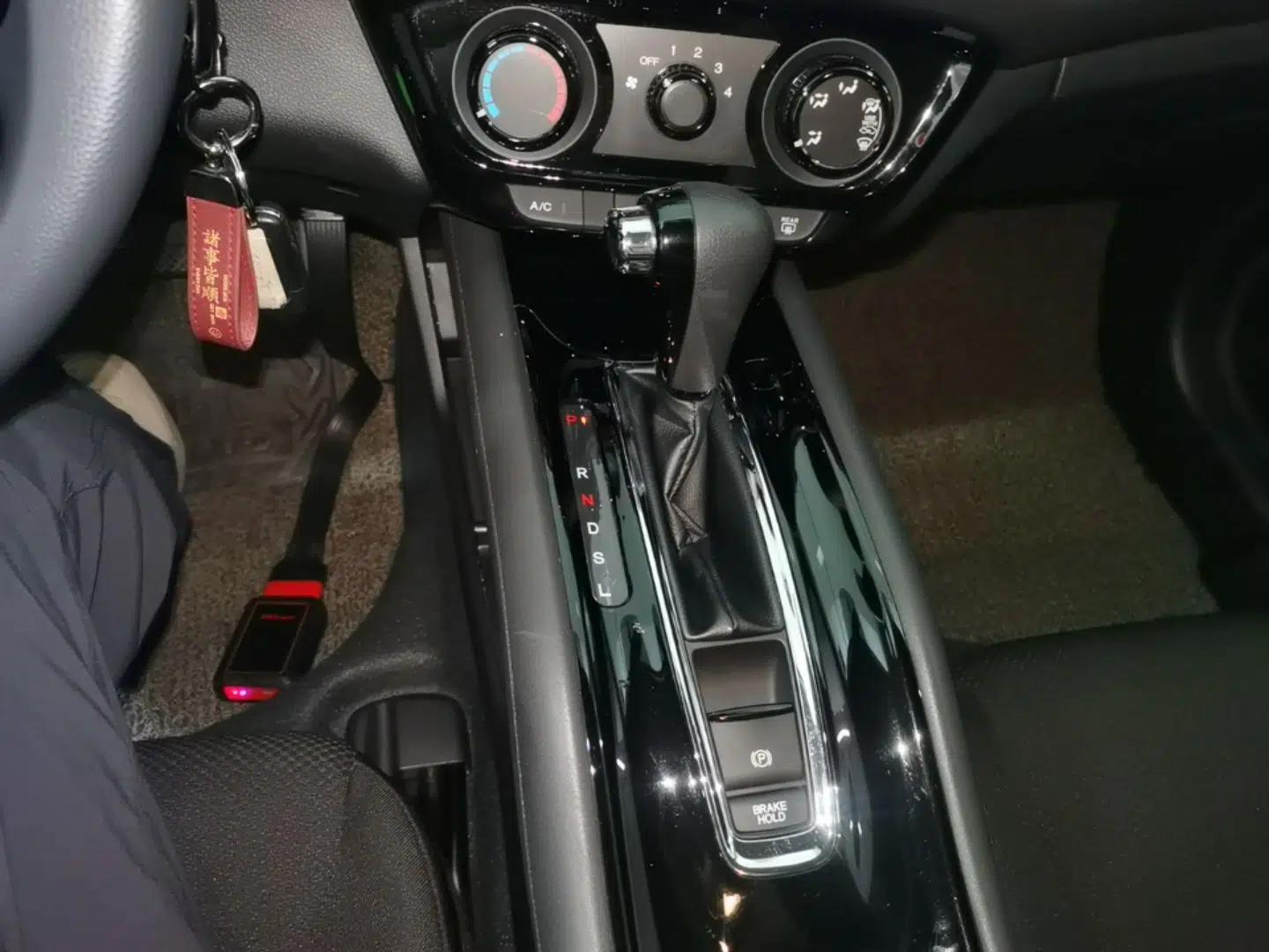 Honda Vezel 2017 1.5L CVT 2WD Comfort Model — миниатюра 17