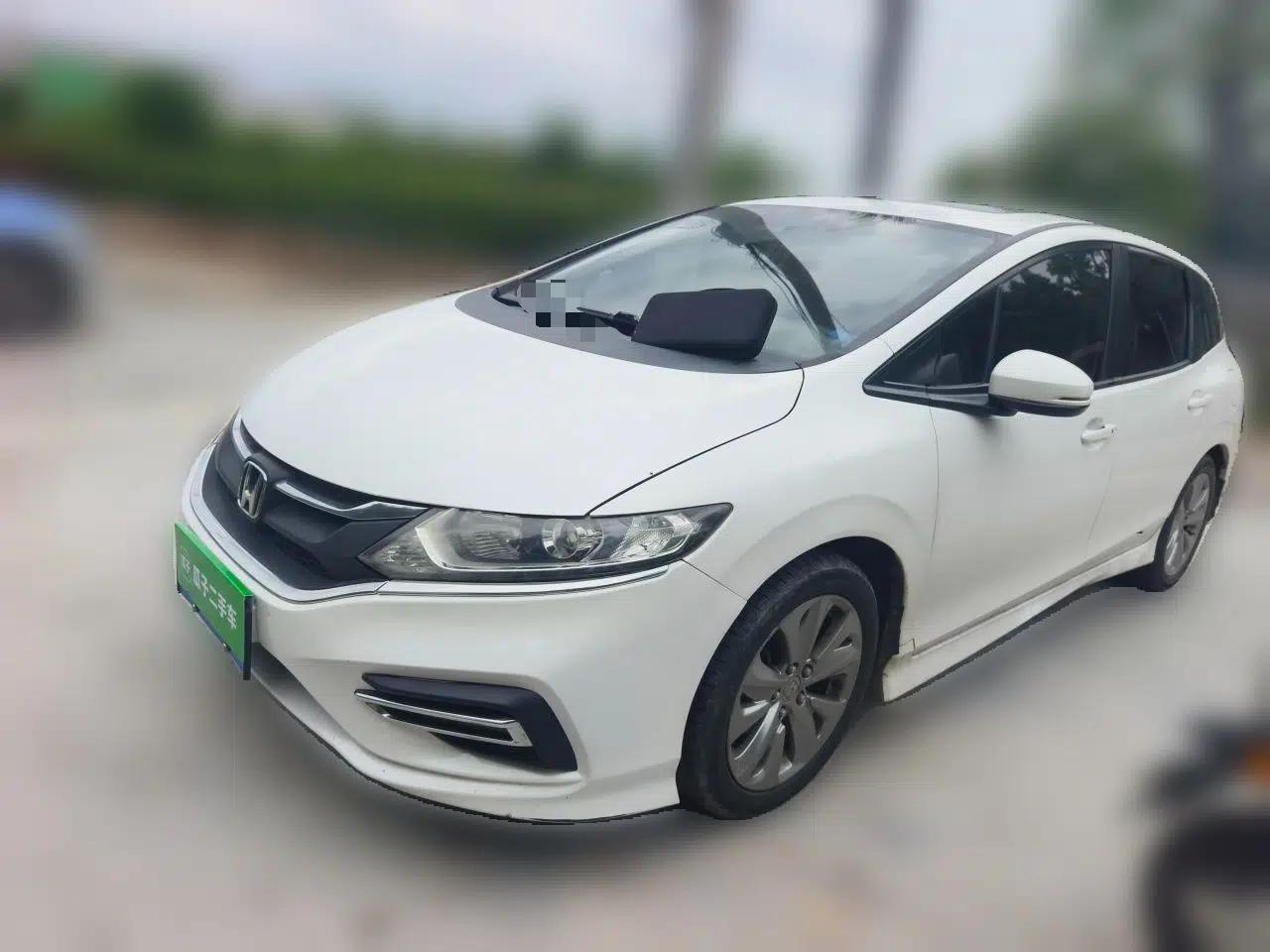 Honda Jade 2017 1.8L automatic Comfort version 5 seats — миниатюра 1