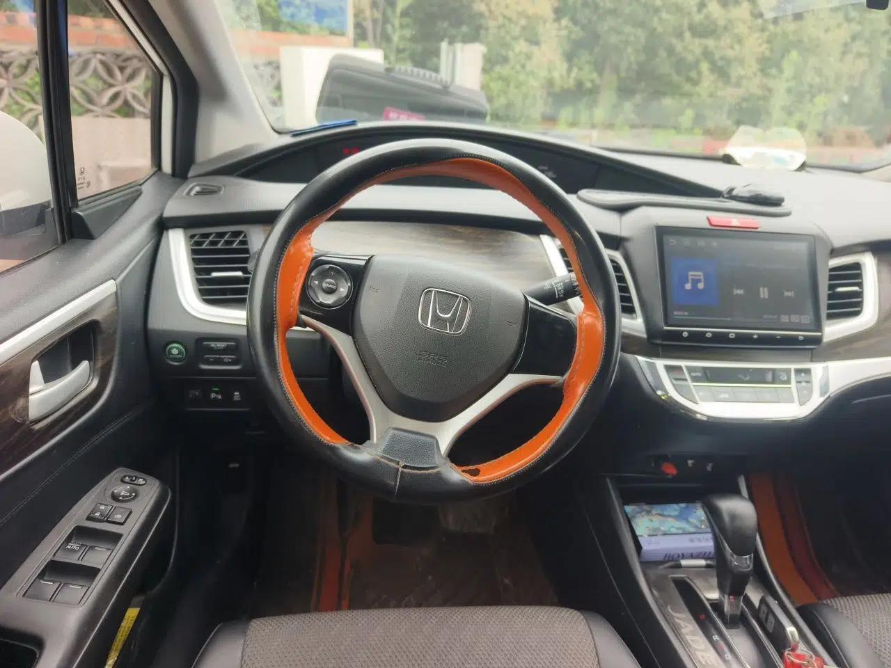 Honda Jade 2017 1.8L automatic Comfort version 5 seats — миниатюра 11