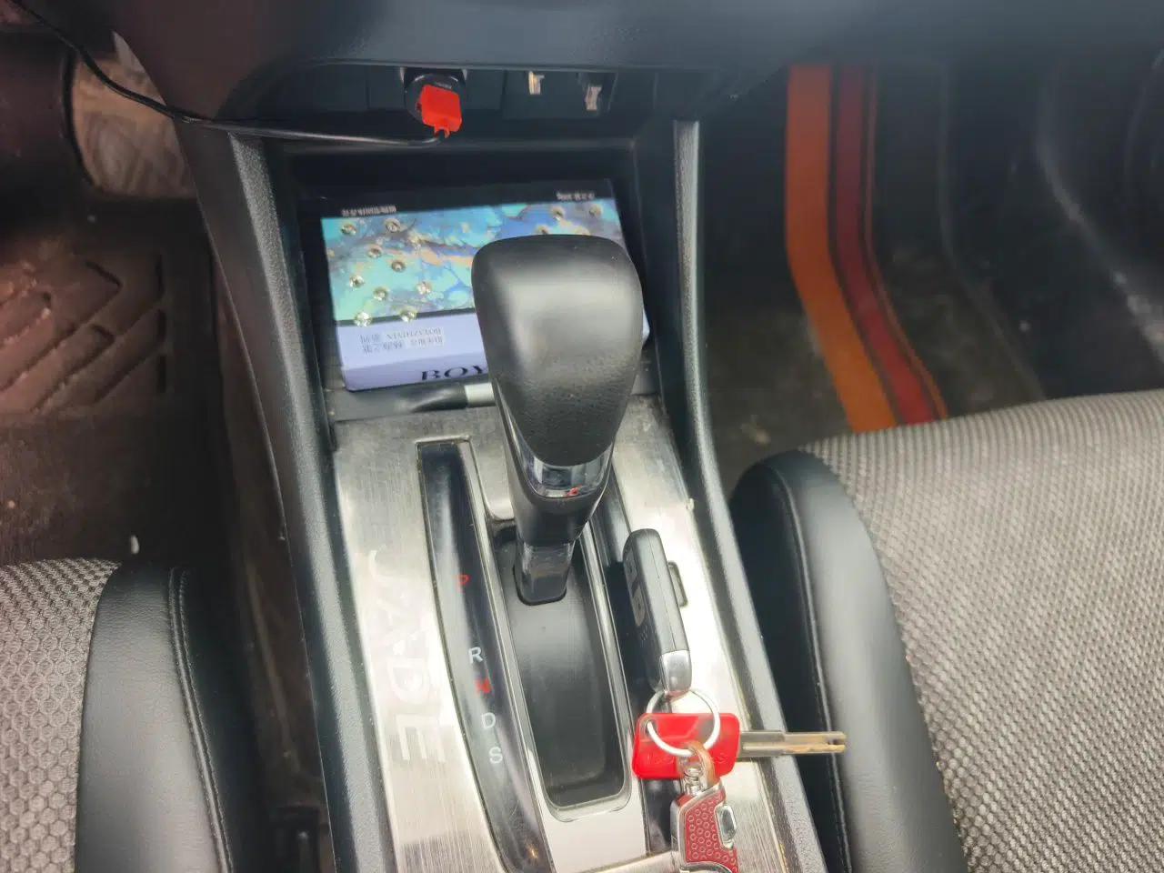 Honda Jade 2017 1.8L automatic Comfort version 5 seats — миниатюра 15