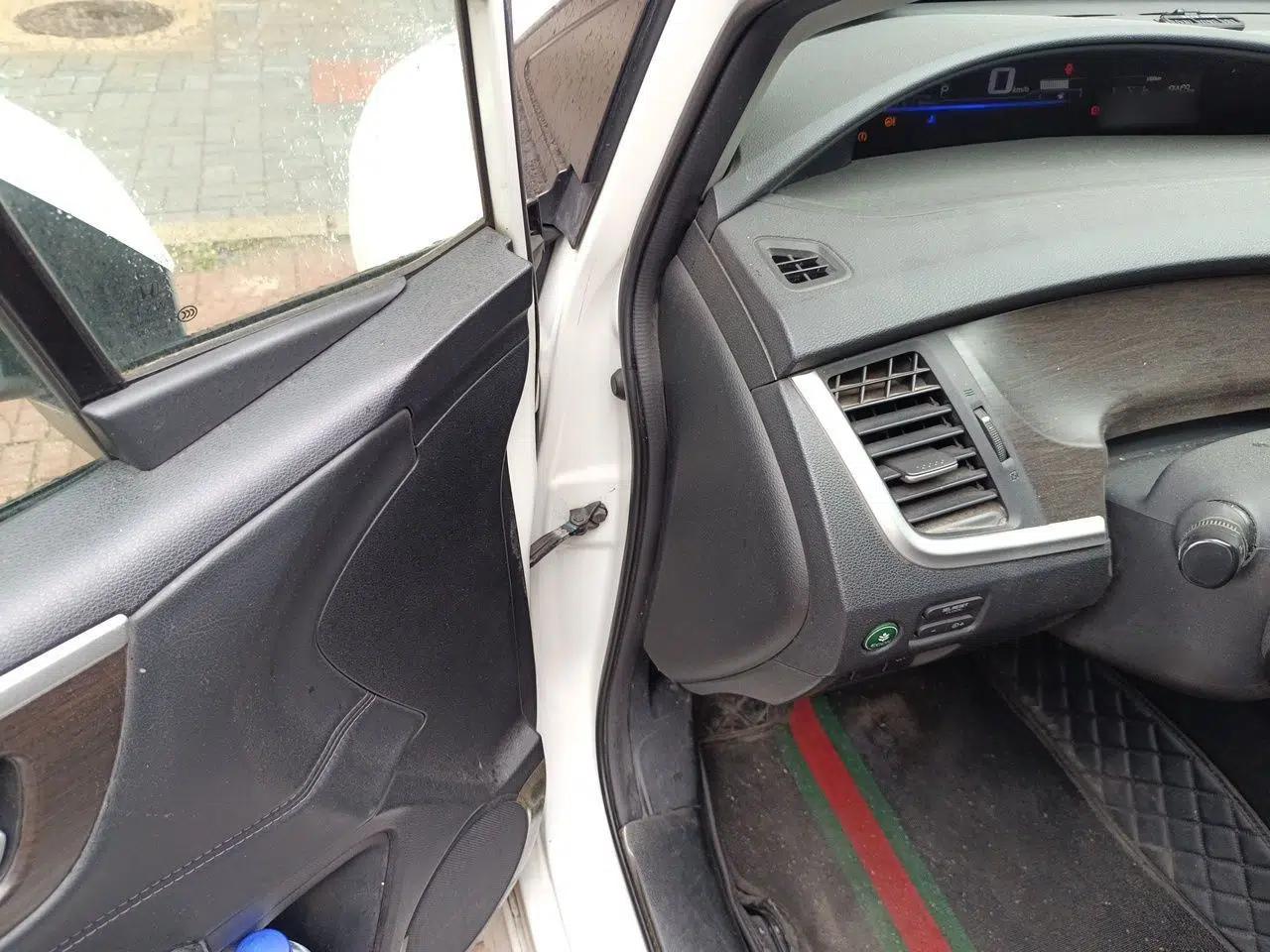 Honda Jade 2016 1.8L Automatic Comfort Elite Version 5 Seats — миниатюра 17