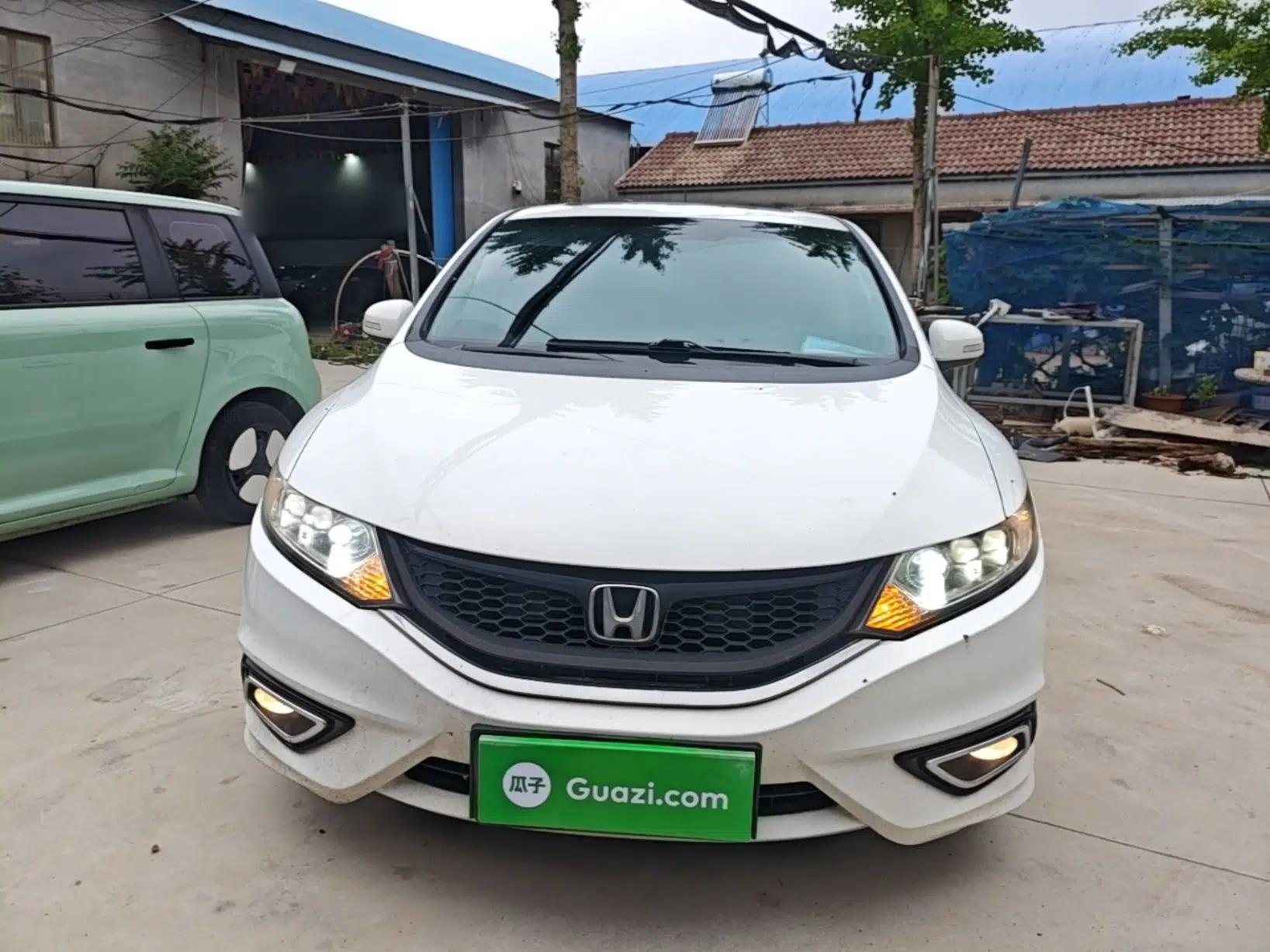 Honda Jade 2014 1.8L CVT Luxury Prestige Edition 5 Seats — миниатюра 2