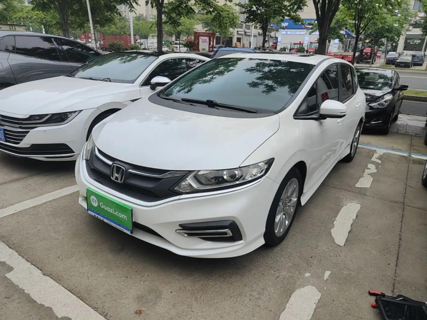 Honda Jade 2017 1.8L automatic Comfort version 5 seats — миниатюра 1