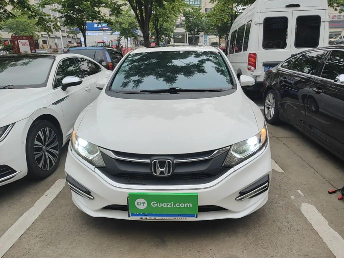 Honda Jade 2017 1.8L automatic Comfort version 5 seats — миниатюра 2