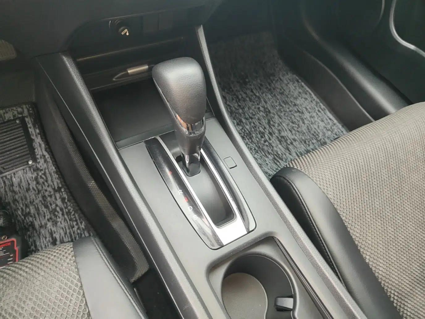 Honda Jade 2017 1.8L automatic Comfort version 5 seats — миниатюра 17