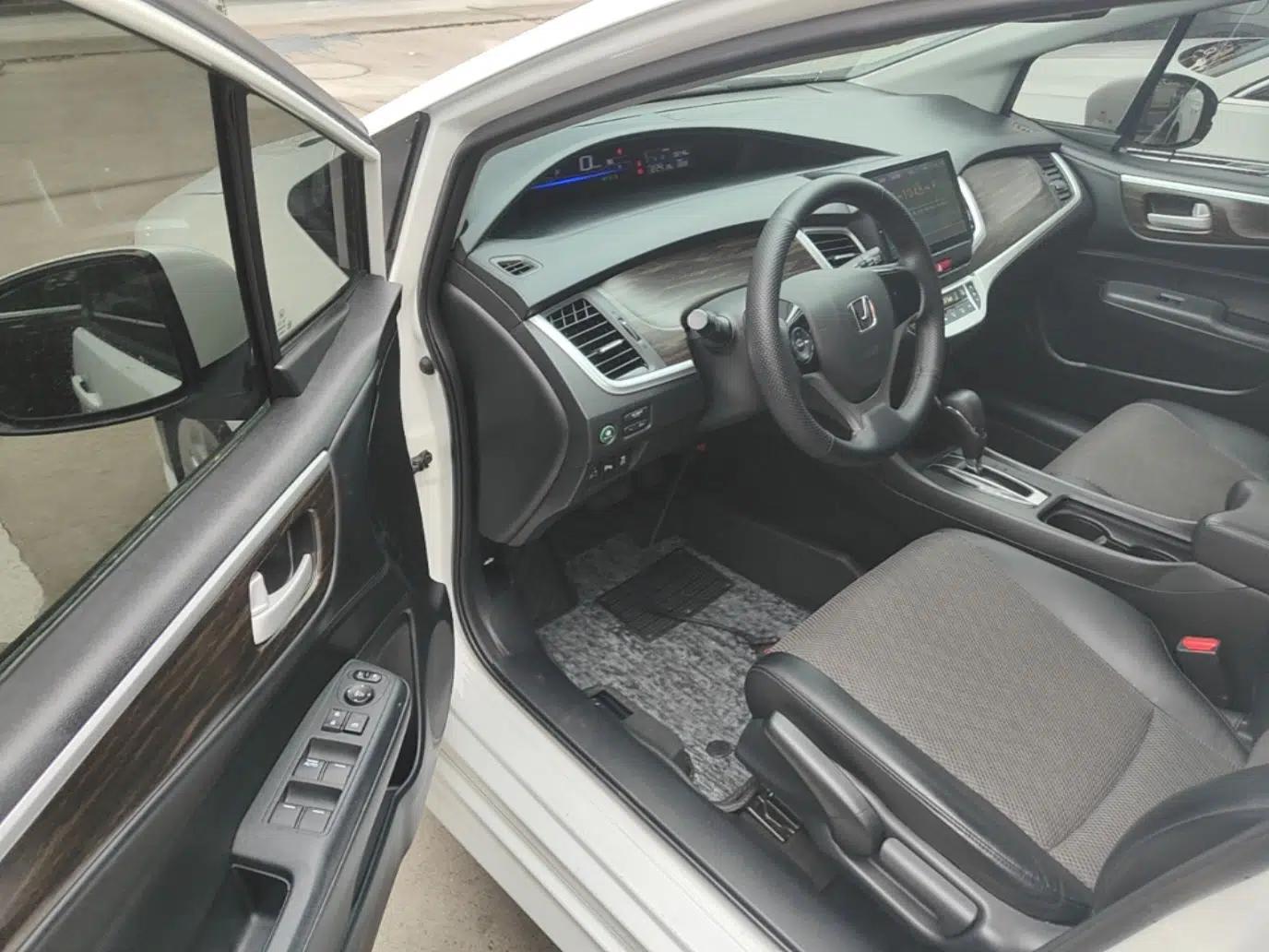 Honda Jade 2017 1.8L automatic Comfort version 5 seats — миниатюра 19