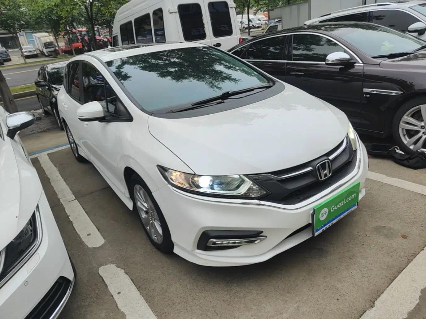 Honda Jade 2017 1.8L automatic Comfort version 5 seats — миниатюра 3