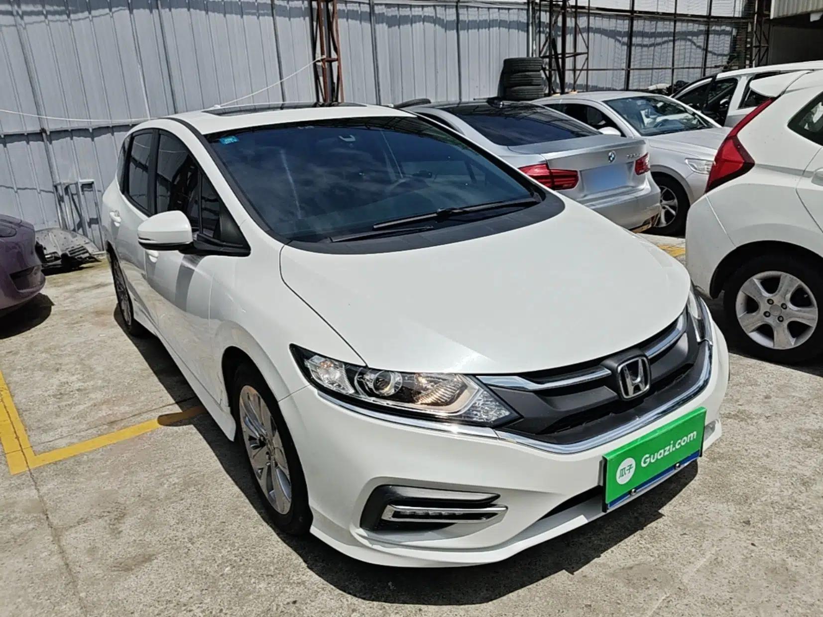 Honda Jade 2017 1.8L automatic Comfort version 5 seats — миниатюра 3
