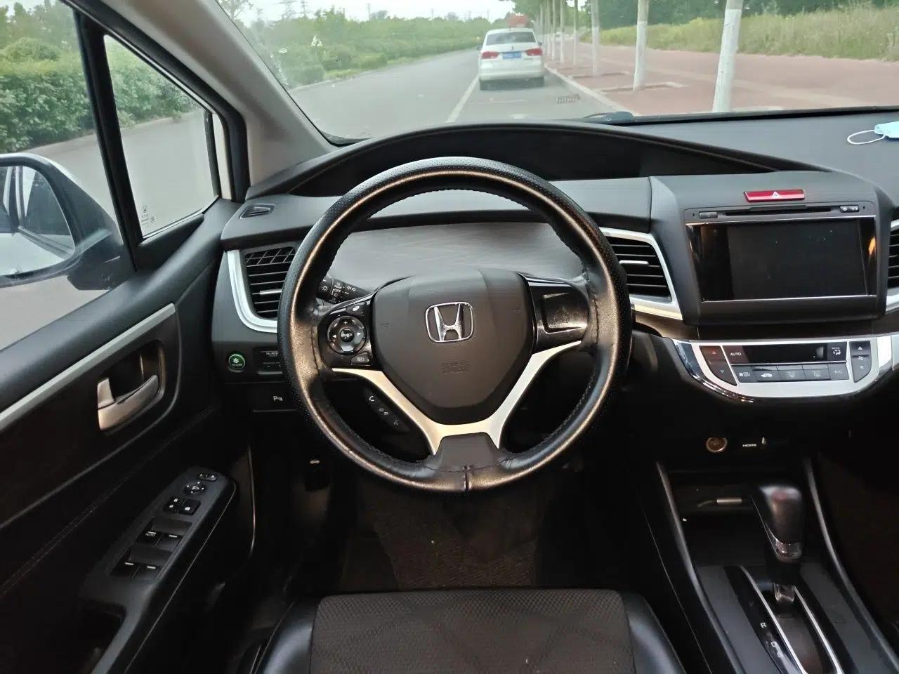 Honda Jade 2014 1.8L Automatic Comfort Elite Version 5 Seats — миниатюра 11