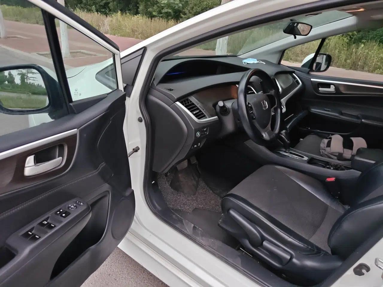 Honda Jade 2014 1.8L Automatic Comfort Elite Version 5 Seats — миниатюра 17
