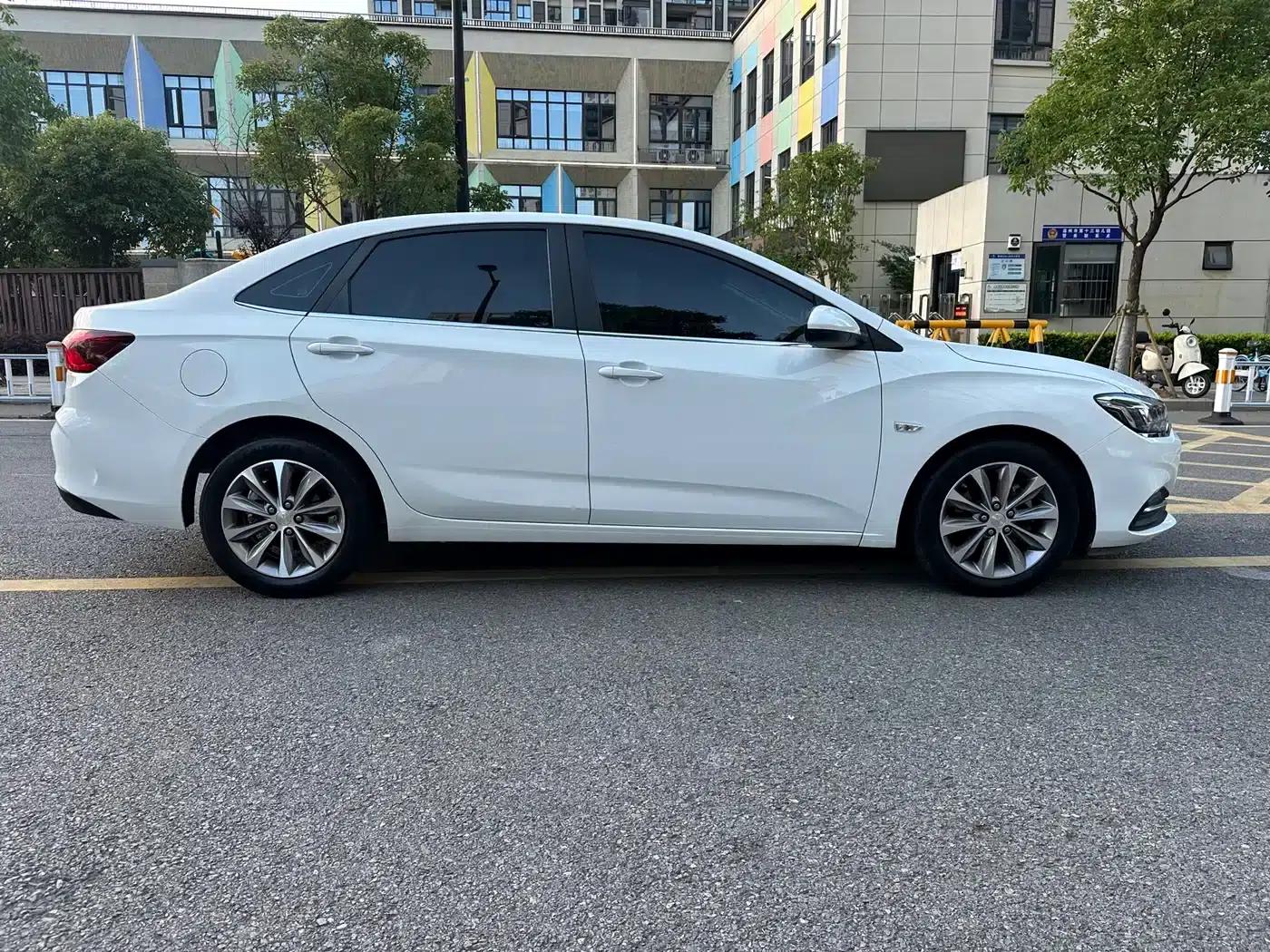 Chevrolet Cruze 2022 320 Automatic Enjoy Sunroof Edition — миниатюра 19