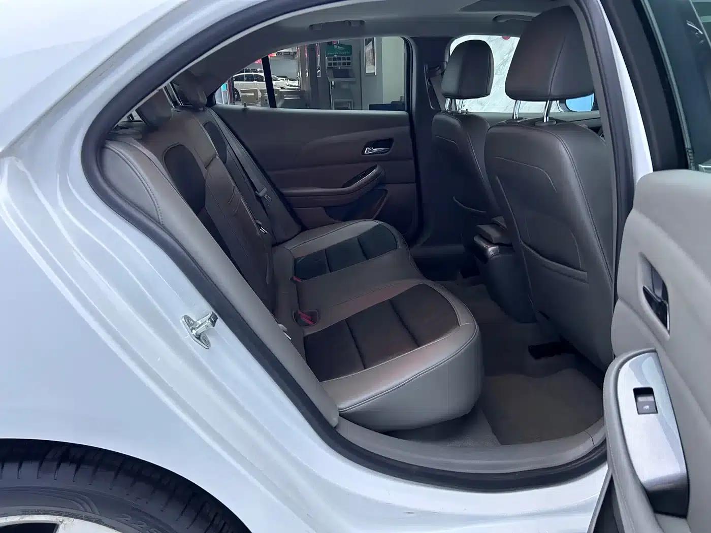 Chevrolet Malibu 2012 2.0L Automatic Comfort Edition — миниатюра 11