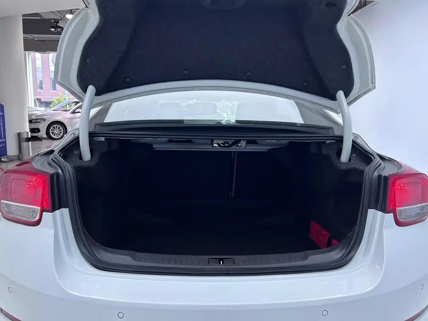 Chevrolet Malibu 2012 2.0L Automatic Comfort Edition — миниатюра 22