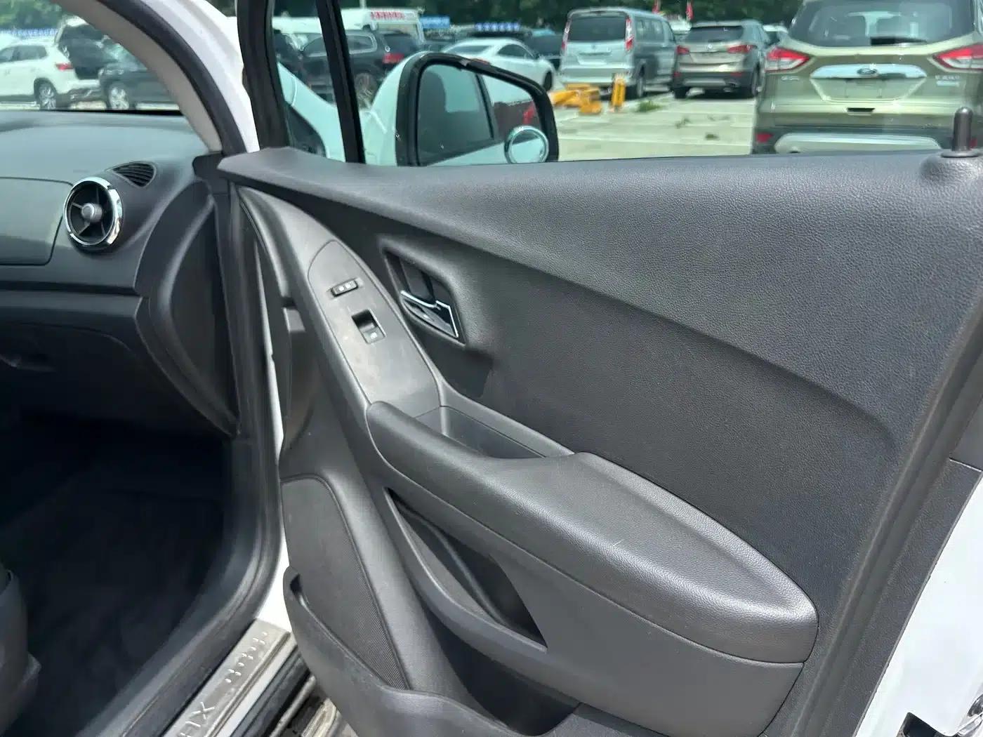 Chevrolet Trax 2016 1.4T Automatic 2WD Comfort Sunroof Edition — миниатюра 25