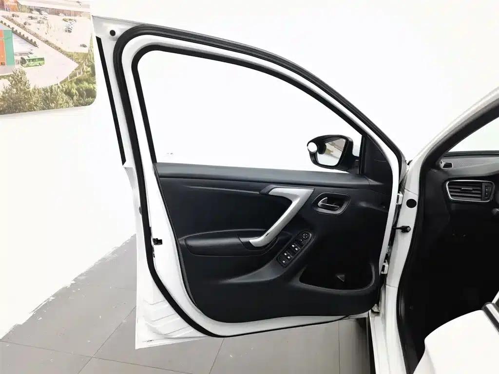 Citroën C3-XR 2015 1.6L Manual Pioneer Edition — миниатюра 8
