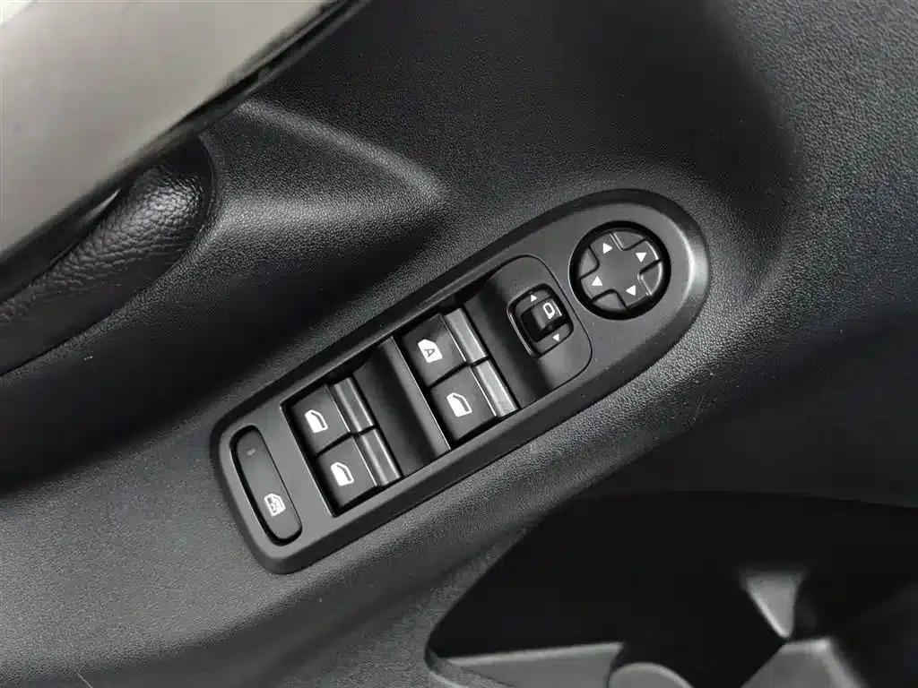 Citroën C3-XR 2015 1.6L Manual Pioneer Edition — миниатюра 9